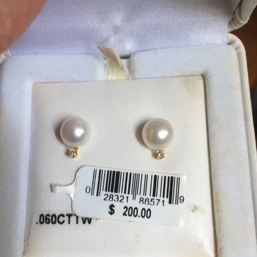 Pearl earrings with .06 diamond